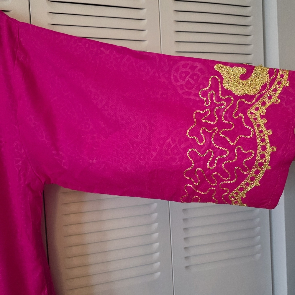 Stunning fuchsia kaftan (caftan) featuring intricate gold embroidery - Picture 4 of 11